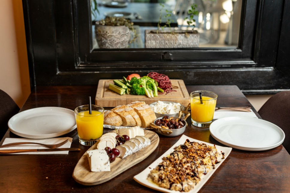 מלון הבוטיק ליר גדרה | ארוחת בוקר עשירה 