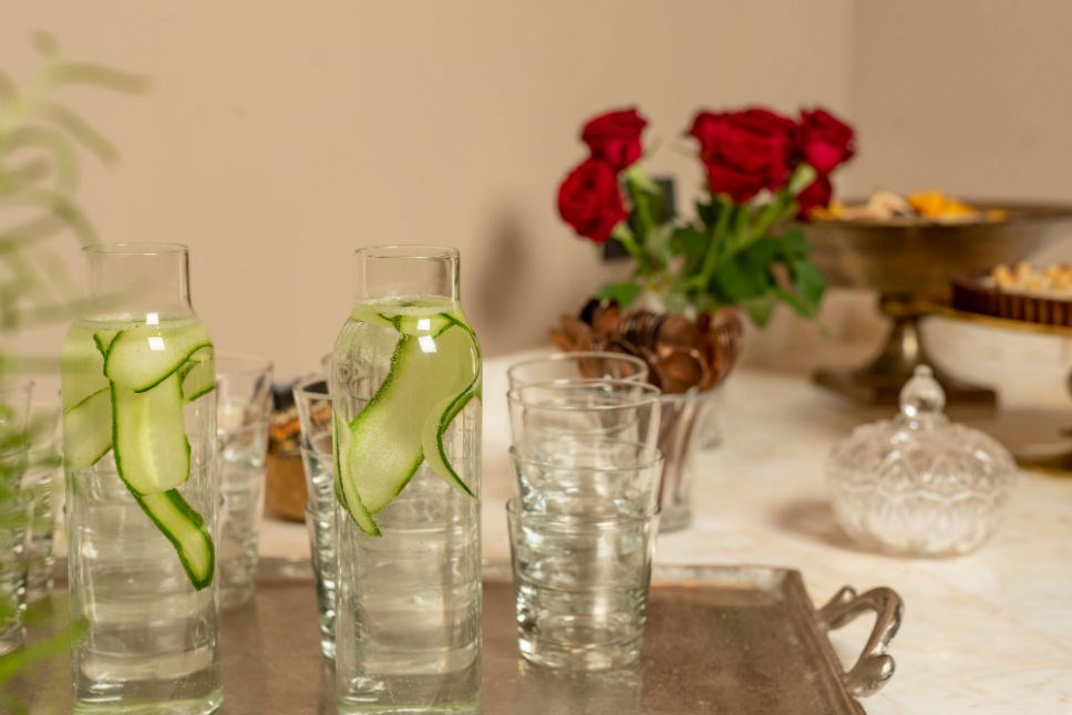 מלון הבוטיק ליר גדרה | קנקני מים עם כוסות