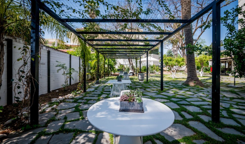 מלון הבוטיק ליר גדרה | חצר המלון